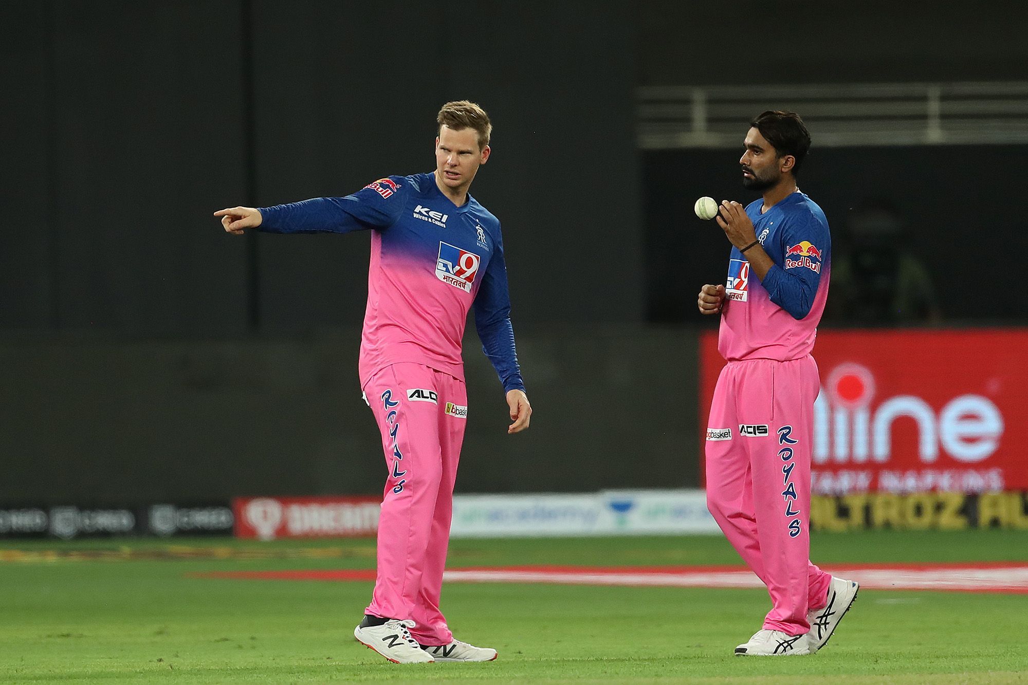 Steve Smith and Rahul Tewatia setting field in the game against KKR