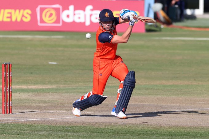 Bas de Leede scored finishing runs for the Netherlands against Zimbabwe