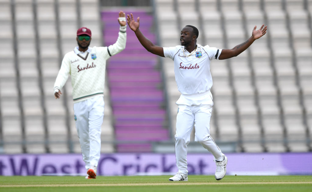 Twitter reacts to Kemar Roach hilariously dropping Stokes by squeezing ball out of his hand