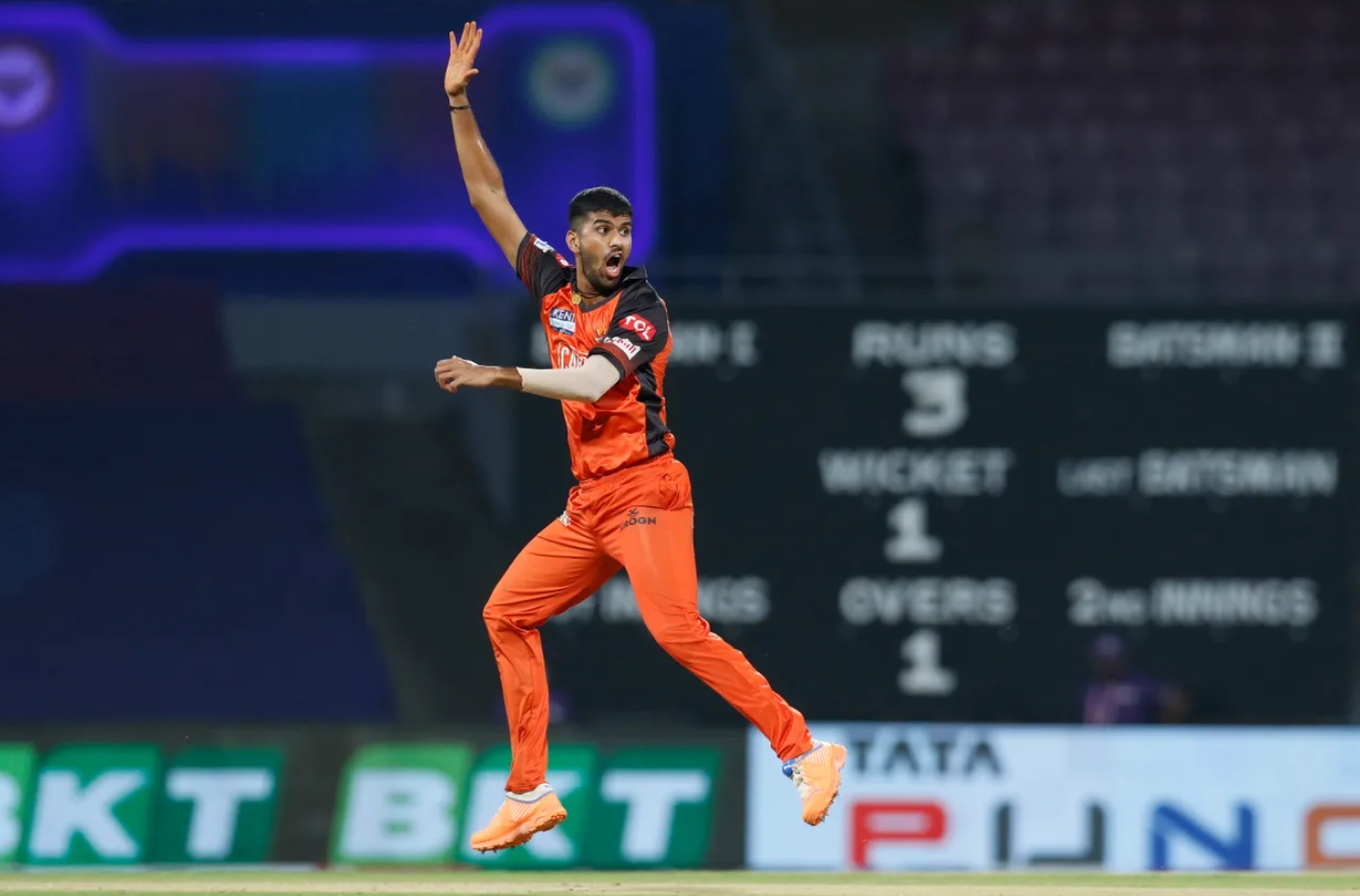 Washington Sundar played a beautiful lofted shot for a six.