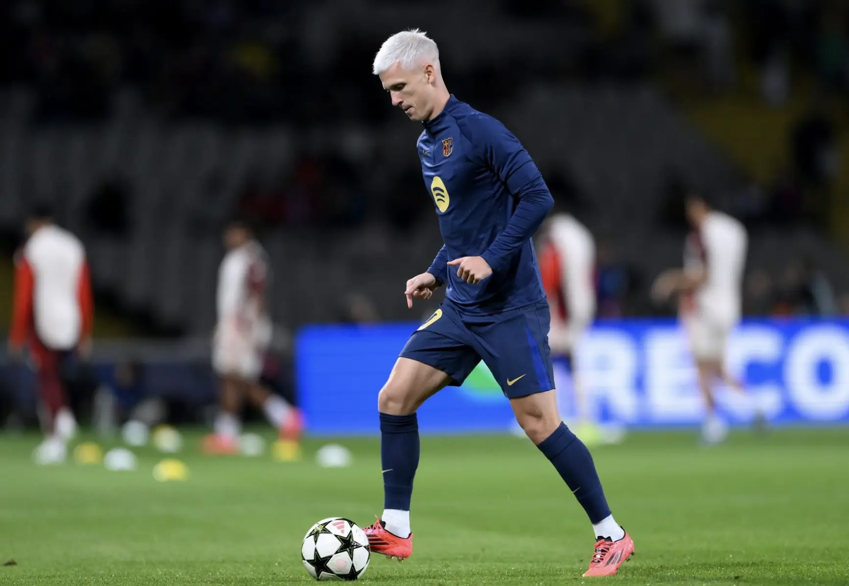 Barcelona Frustrated as De la Fuente Defends Staff Over Dani Olmo Injury.