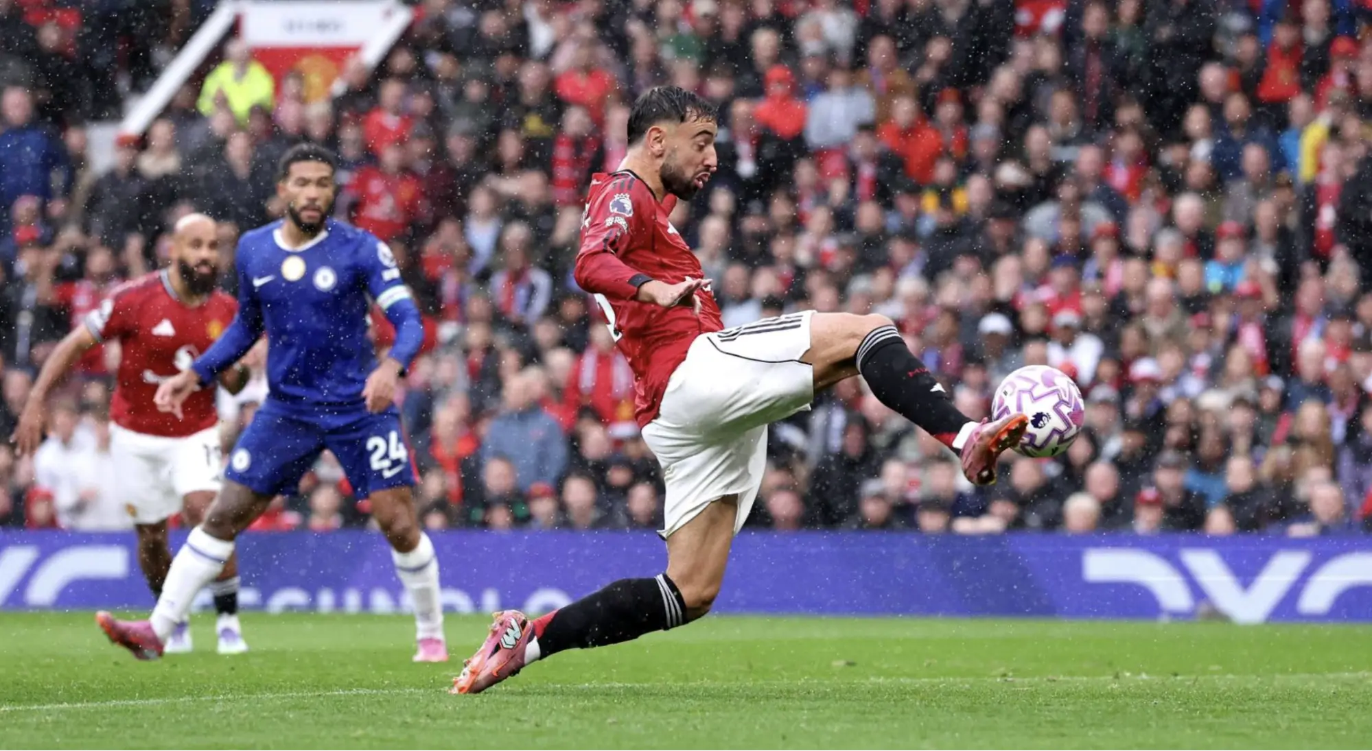 Manchester United Secures 2-1 Win Over Chelsea in Premier League Clash.