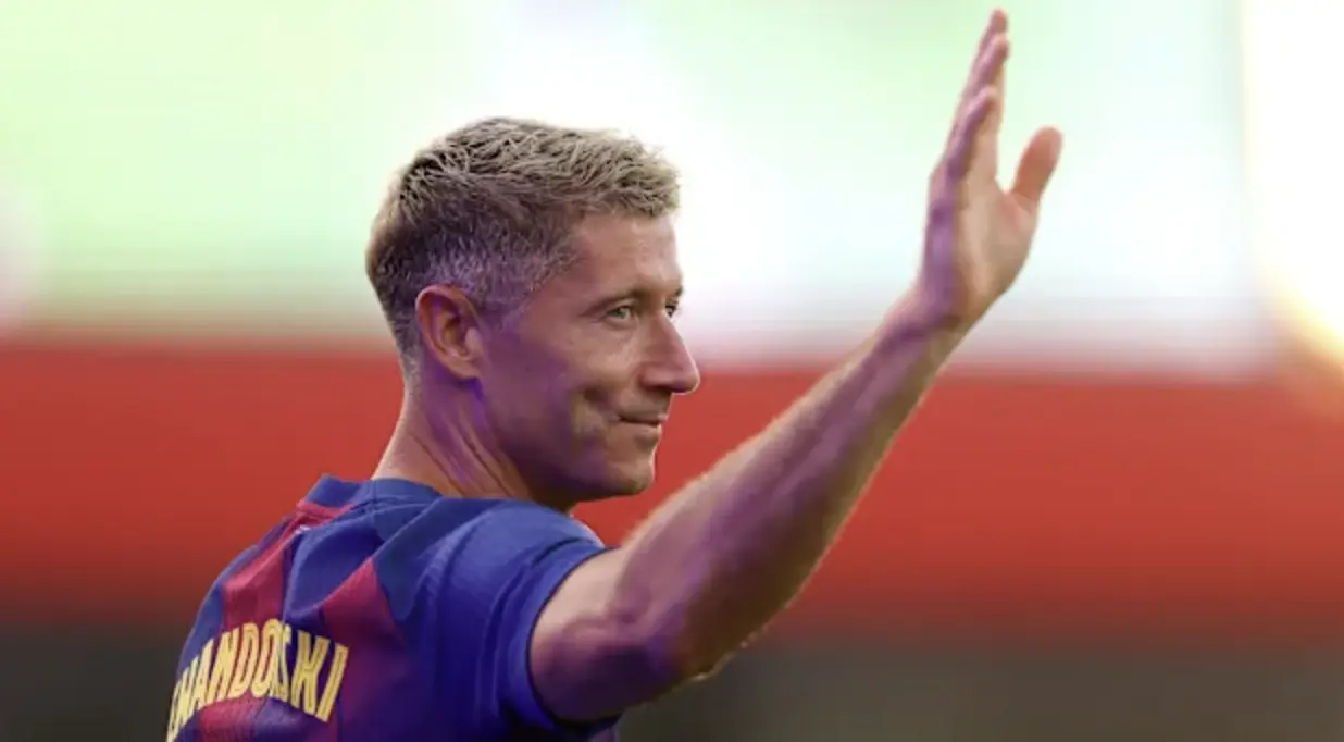Robert Lewandowski Returns to Barcelona Training Ahead of Levante Clash