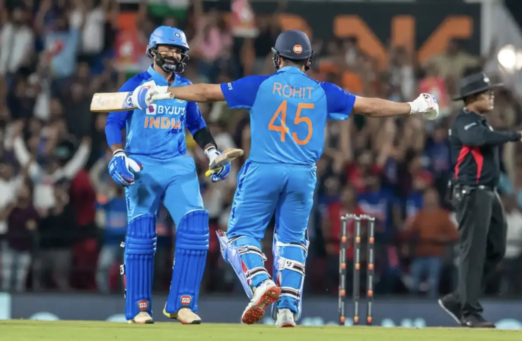 India defeated Australia by 6 Wickets).