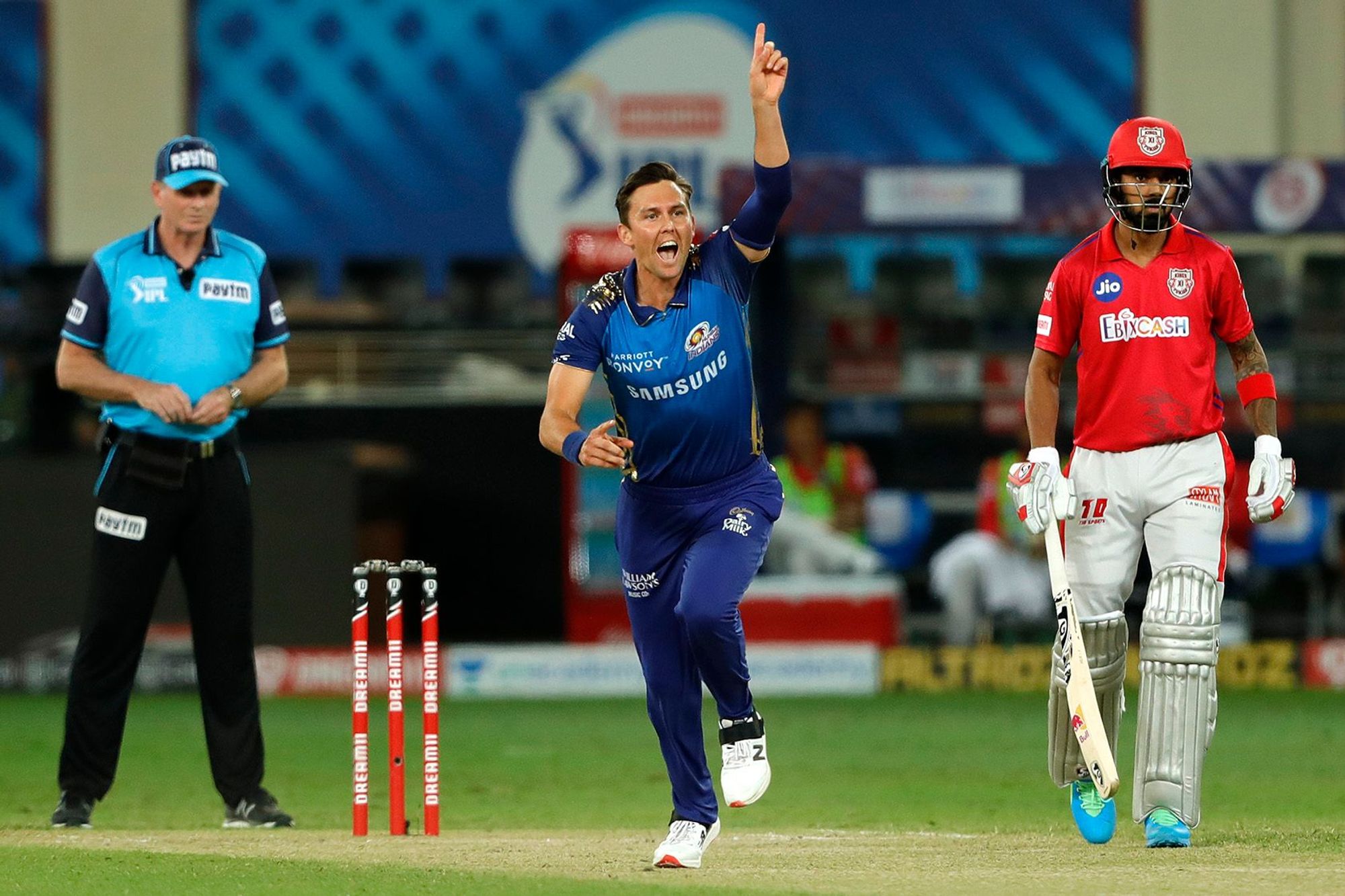 Loud appeal from from Trent Boult