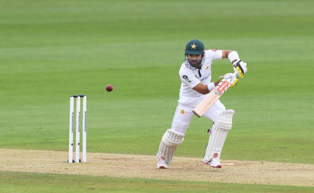 Mohammad Rizwan misses out an easy stumping