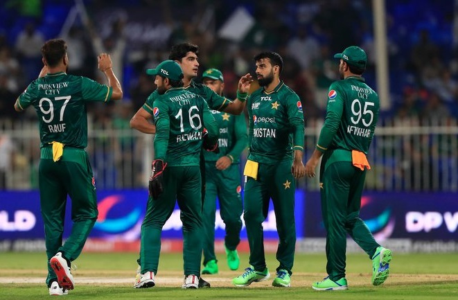 Asia Cup 2022, IND vs PAK | Internet reacts to vintage Pakistan fielding as two players scramble and collide while attempting a catch