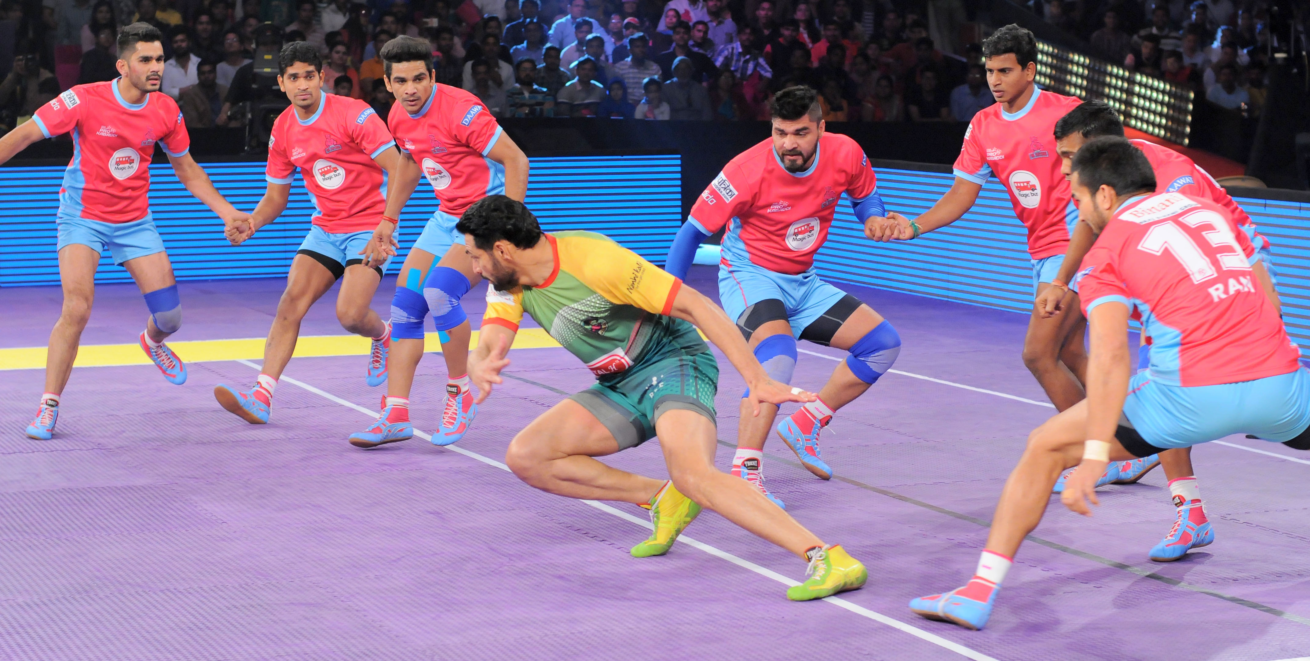 Pro Kabaddi - Patna Pirates humble Jaipur Pink Panthers to reach semis