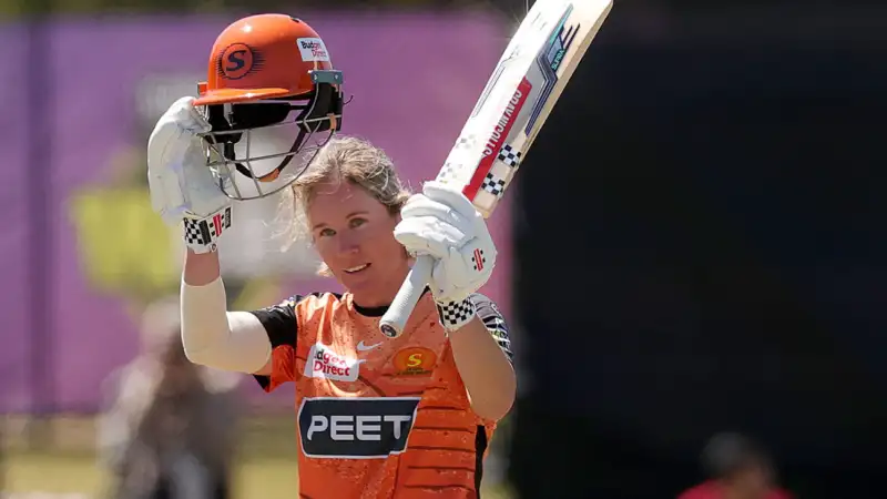 Beth Mooney scored her fourth WBBL century in Brisbane on Wednesday to help Perth Scorchers trump the Heat in style 