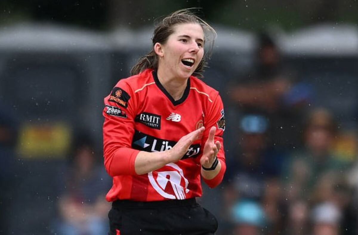 Georgia Wareham once again stole the show at the Junction Oval on Tuesday by leading Melbourne Renegades to a comfortable win over Sydney Thunder