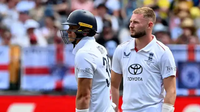 Jamie Smith had no option but to walk off after being ruled out upon review on Day 2 of the Ashes opener in Perth