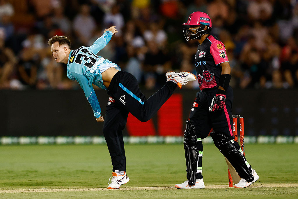 BBL | Twitter in splits as little intruder steps onto field to delay proceedings in middle