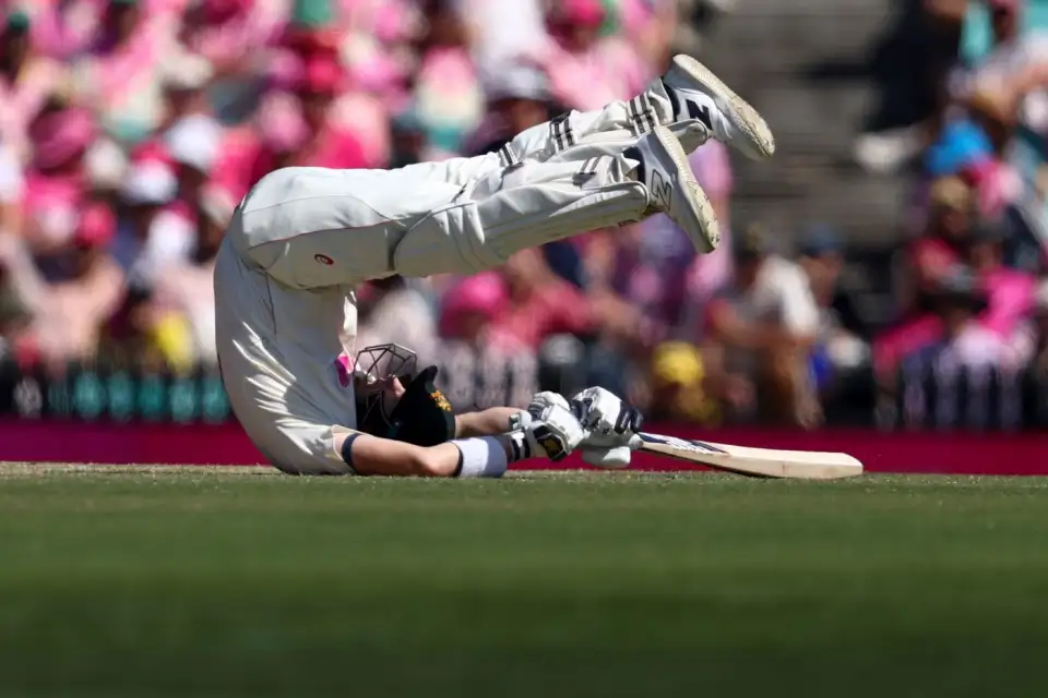 Steve Smith was left staring at his knees after an awkward leave at the SCG on Day 3